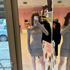 Abito Kiley color fango