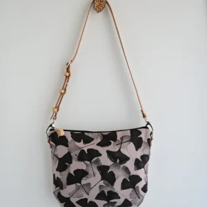 Tracolla CALATEA fiore di loto gingko nero