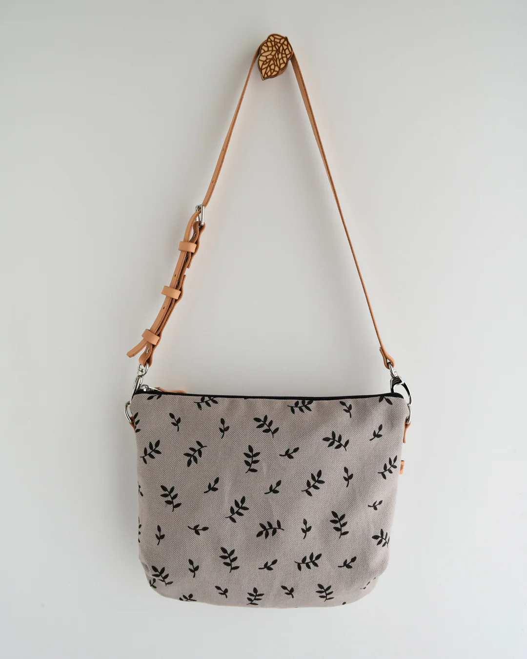 Tracolla CALATEA grigio perla germogli