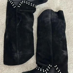 Stivali Camoscio Con Borchie E Fibbia - Via Mondana cod. XENIA