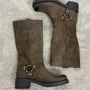 Biker In Nabuk Punta Quadrata Con Fibbia - Via Mondana cod. SABRINA NABUK