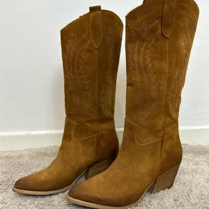 Texano In Pelle Scamosciato Ricamato - Via Mondana cod. IGNACIA EST