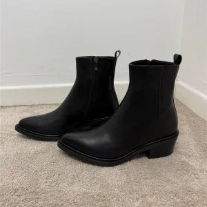 Ovye Stivaletto A Punta Con Zip Laterale - Ovye' cod. 25/LF1616001ZAC