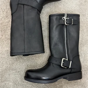 Ovye Biker In Pelle Con Fibbie E Zip Nel Gambale Tacco Cm 4 - Ovye' cod. 25/RGGAIA03TEX