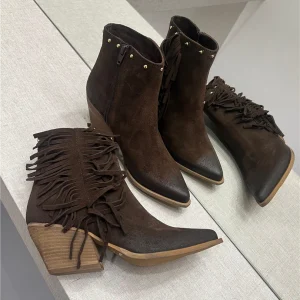 Stivaletti Texani Donna Taupe In Camoscio Con Borchie E Frange - Via Mondana cod. 033CAMOSCIO