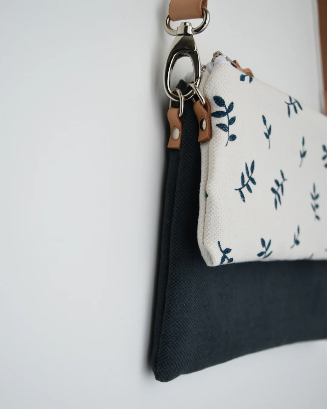 Tracolla doppia CAMELIA blu + bianco germogli - immagine 4