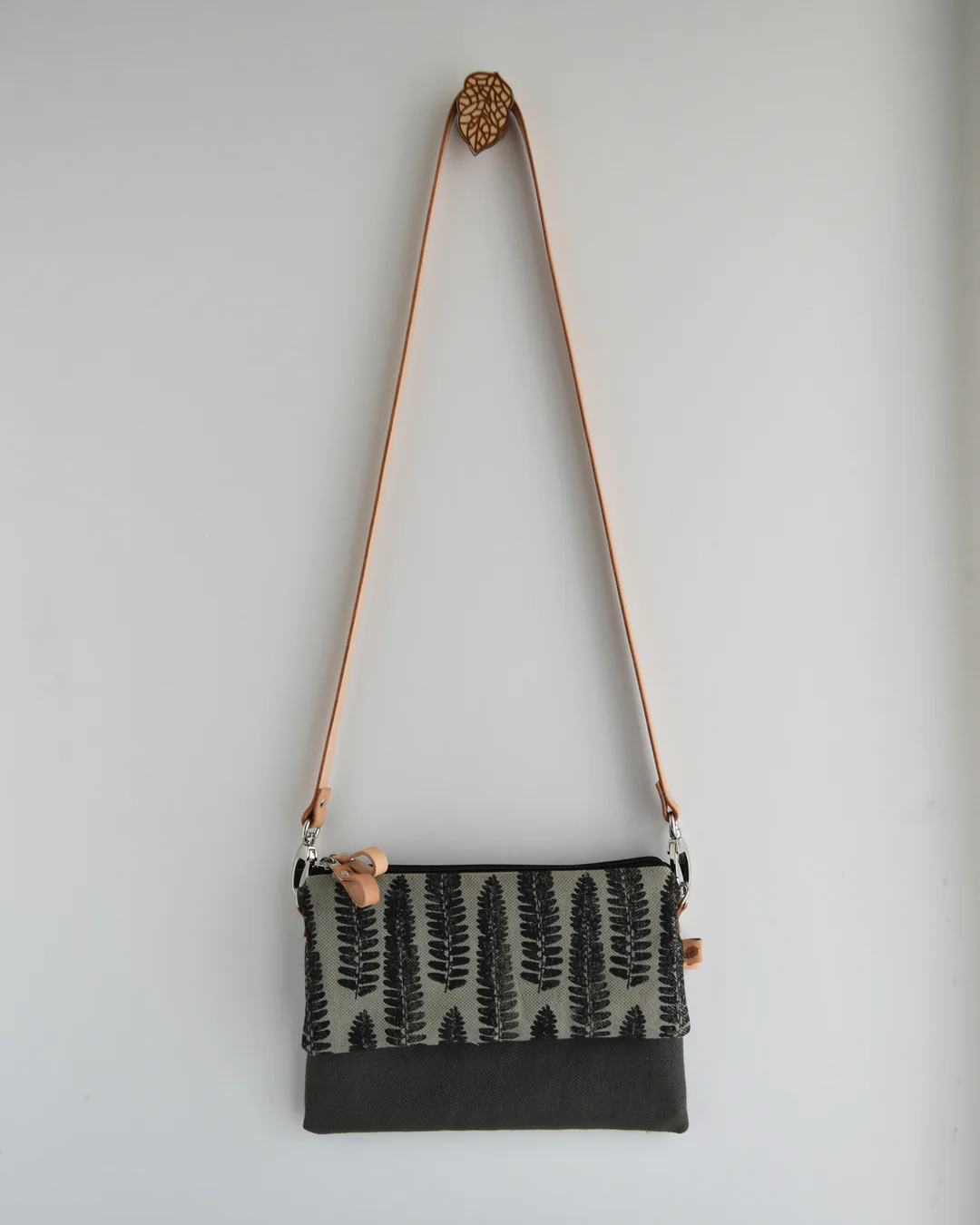 Tracolla doppia CAMELIA grigio verde + salvia del deserto felce nera - immagine 2