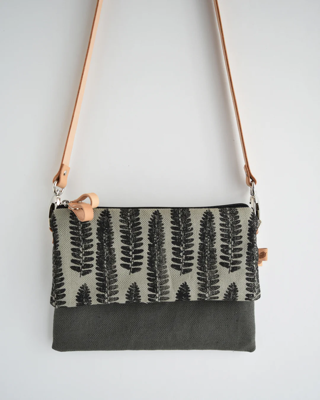 Tracolla doppia CAMELIA grigio verde + salvia del deserto felce nera - immagine 6