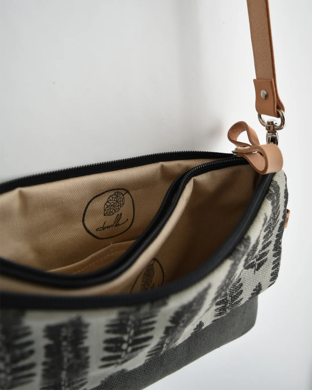 Tracolla doppia CAMELIA grigio verde + salvia del deserto felce nera - immagine 4