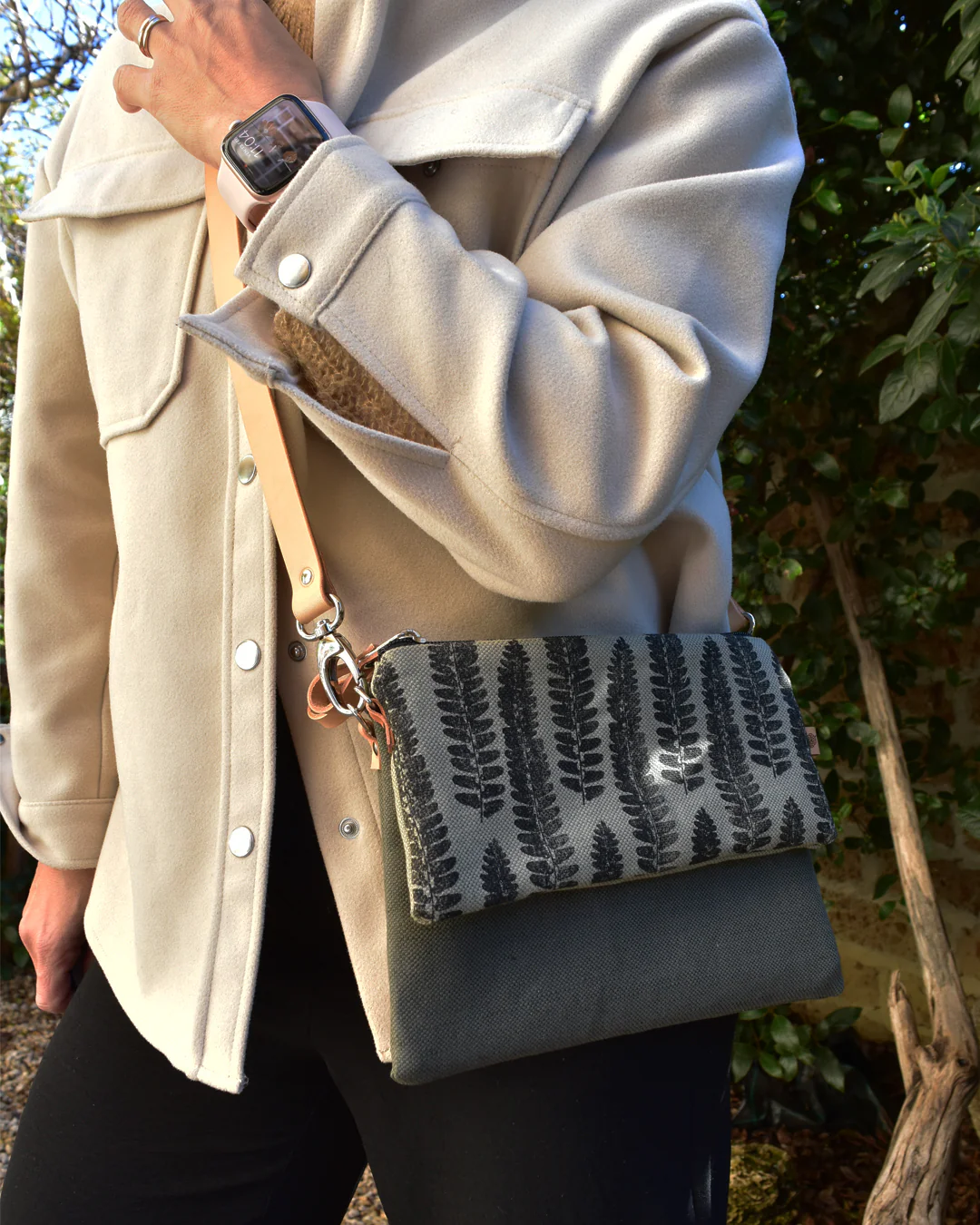 Tracolla doppia CAMELIA grigio verde + salvia del deserto felce nera - immagine 3