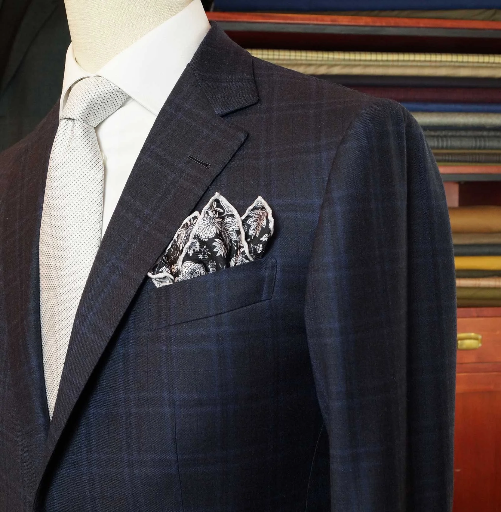 Patterned black and white pocket square - immagine 3