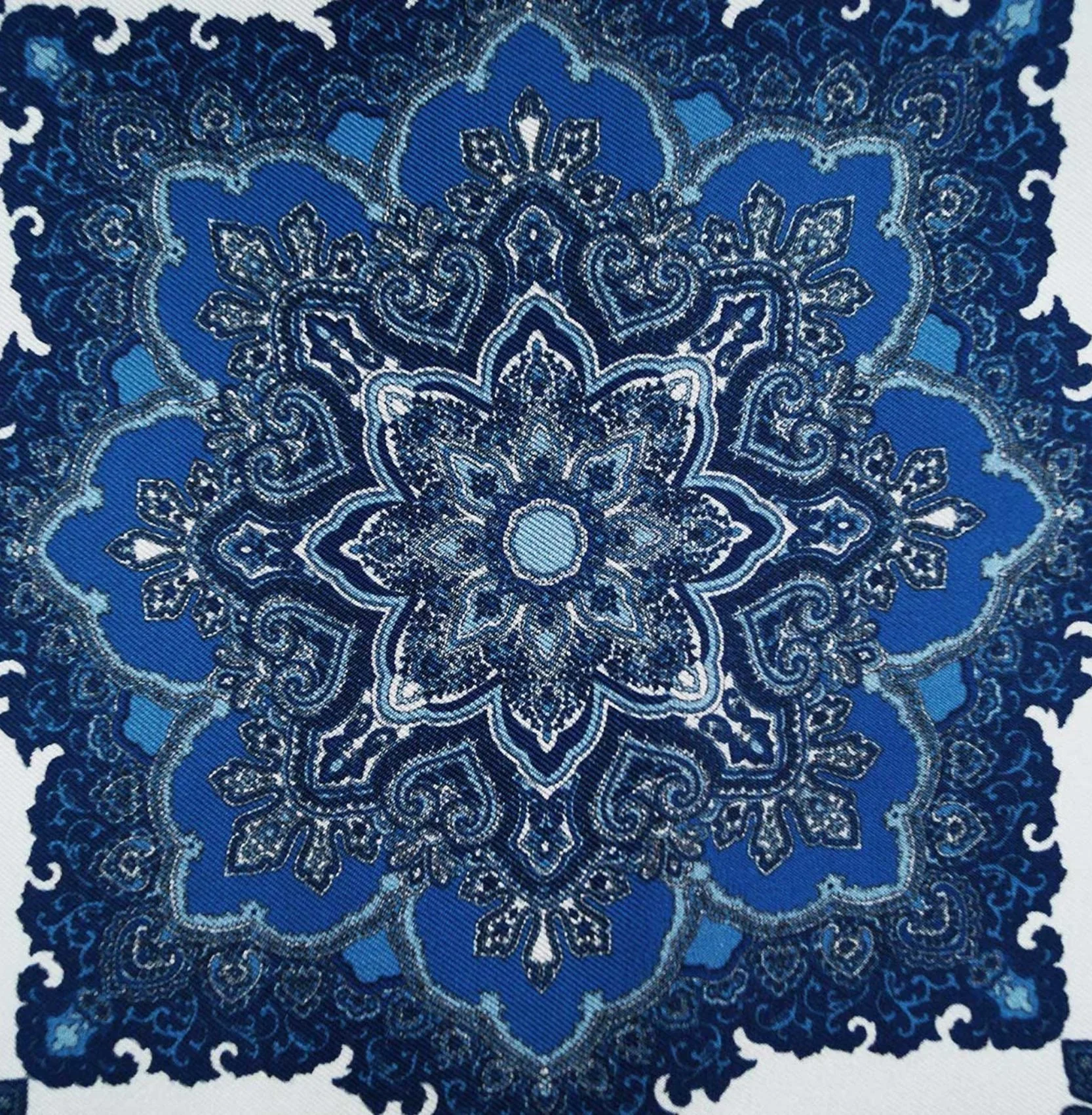 Patterned blue and white pocket square - immagine 3